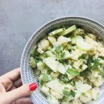 Rezept für sommerlichen Gurken-Kartoffelsalat mit Senf-Schmand-Sauce